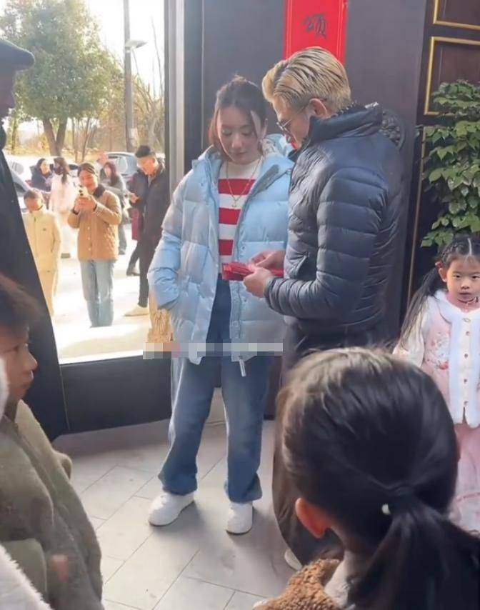 娘家拜年手拿红包配合亲友拍照毫无架子爱游戏app登录郭富城陪小娇妻方媛回(图2)