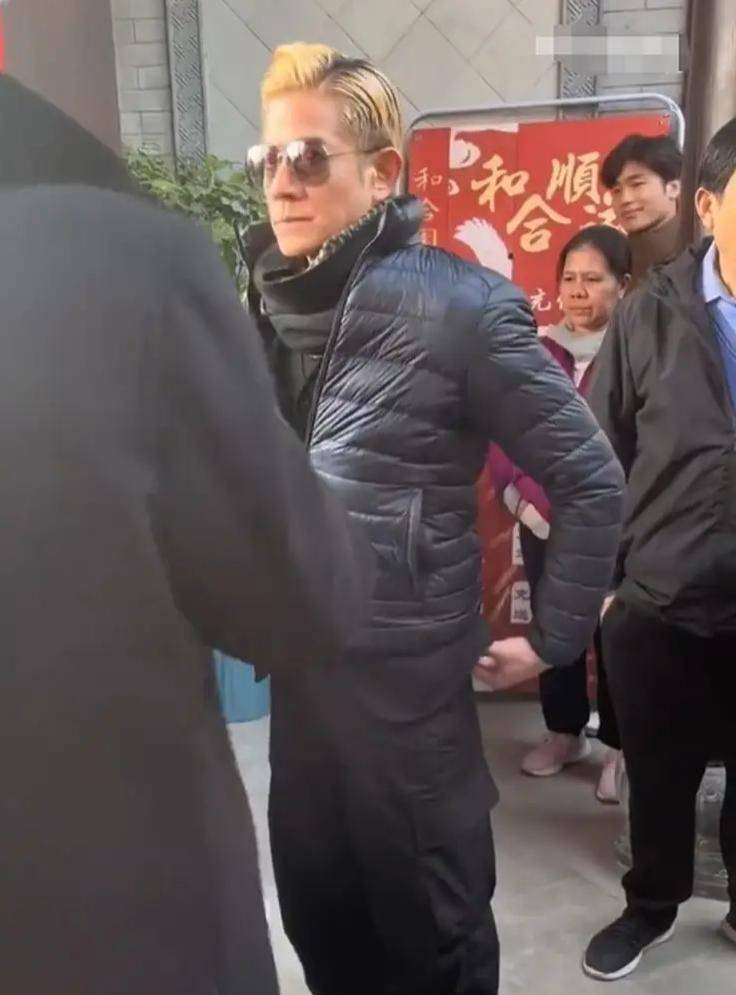 娘家拜年手拿红包配合亲友拍照毫无架子爱游戏app登录郭富城陪小娇妻方媛回(图4)