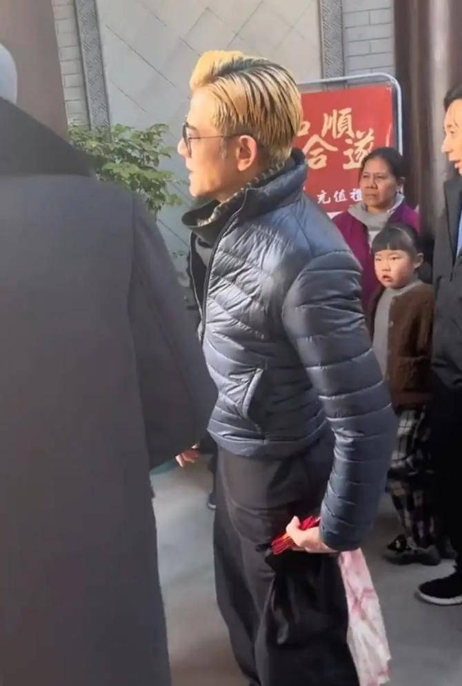 娘家拜年手拿红包配合亲友拍照毫无架子爱游戏app登录郭富城陪小娇妻方媛回(图6)