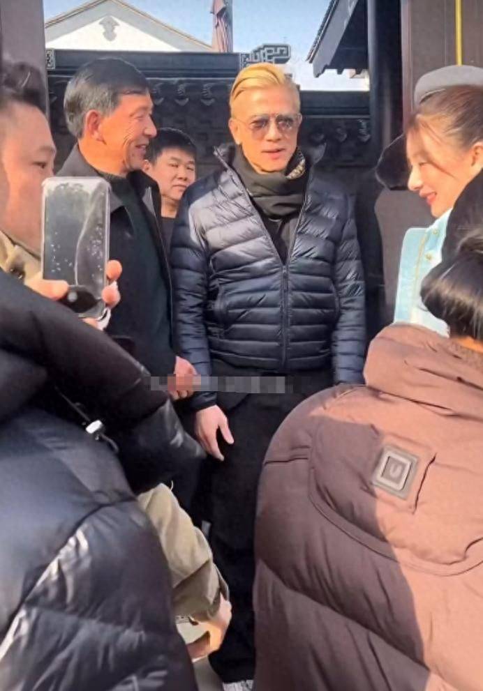 娘家拜年手拿红包配合亲友拍照毫无架子爱游戏app登录郭富城陪小娇妻方媛回(图7)