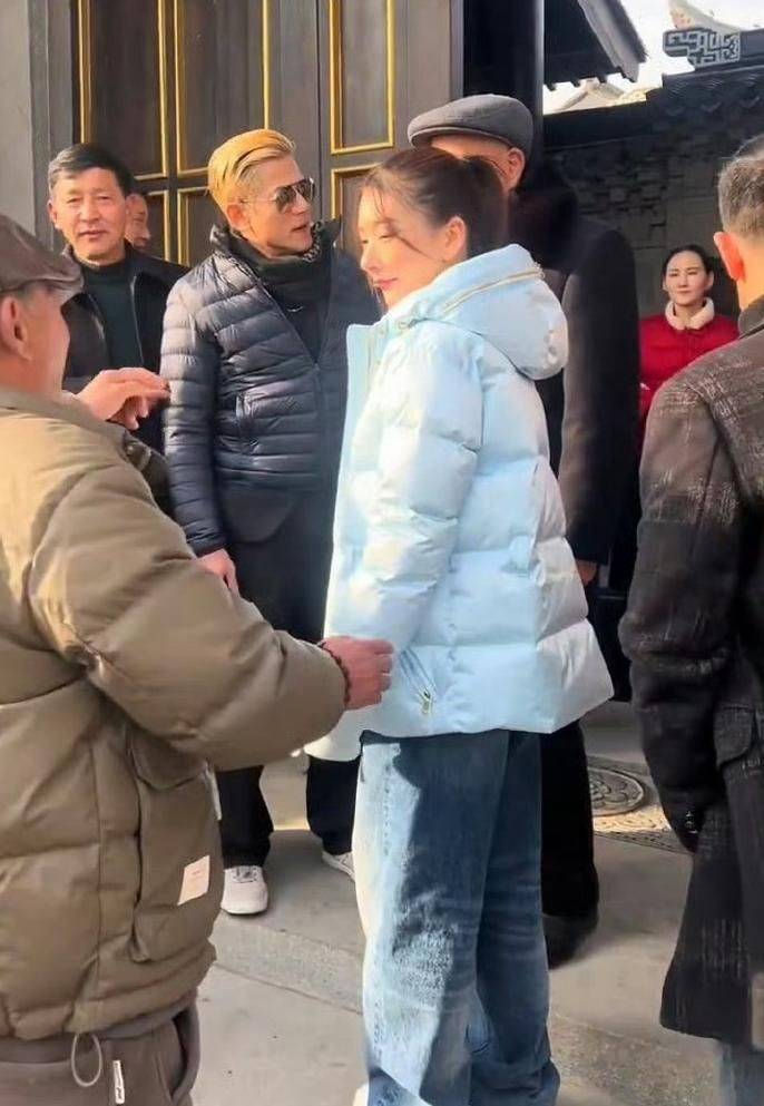 娘家拜年手拿红包配合亲友拍照毫无架子爱游戏app登录郭富城陪小娇妻方媛回(图8)