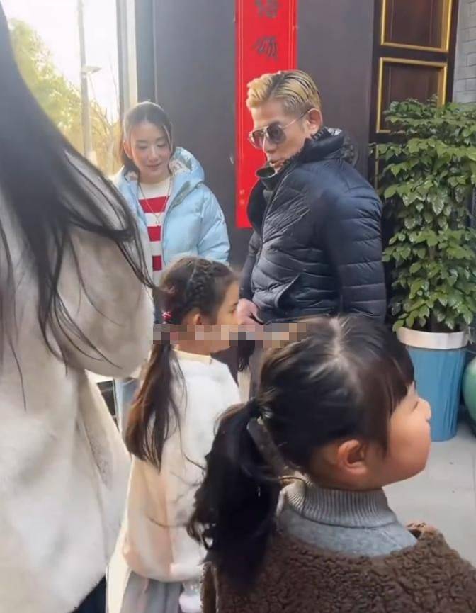 娘家拜年手拿红包配合亲友拍照毫无架子爱游戏app登录郭富城陪小娇妻方媛回
