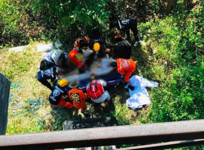 亡“只为拍一张精彩的照片”！爱游戏爱体育新西兰游客坠落身(图12)